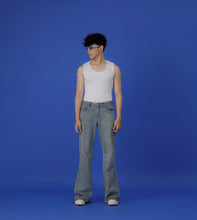 Lade das Bild in den Galerie-Viewer, UNISEX - Noah - Flared Jeans (blue/black)
